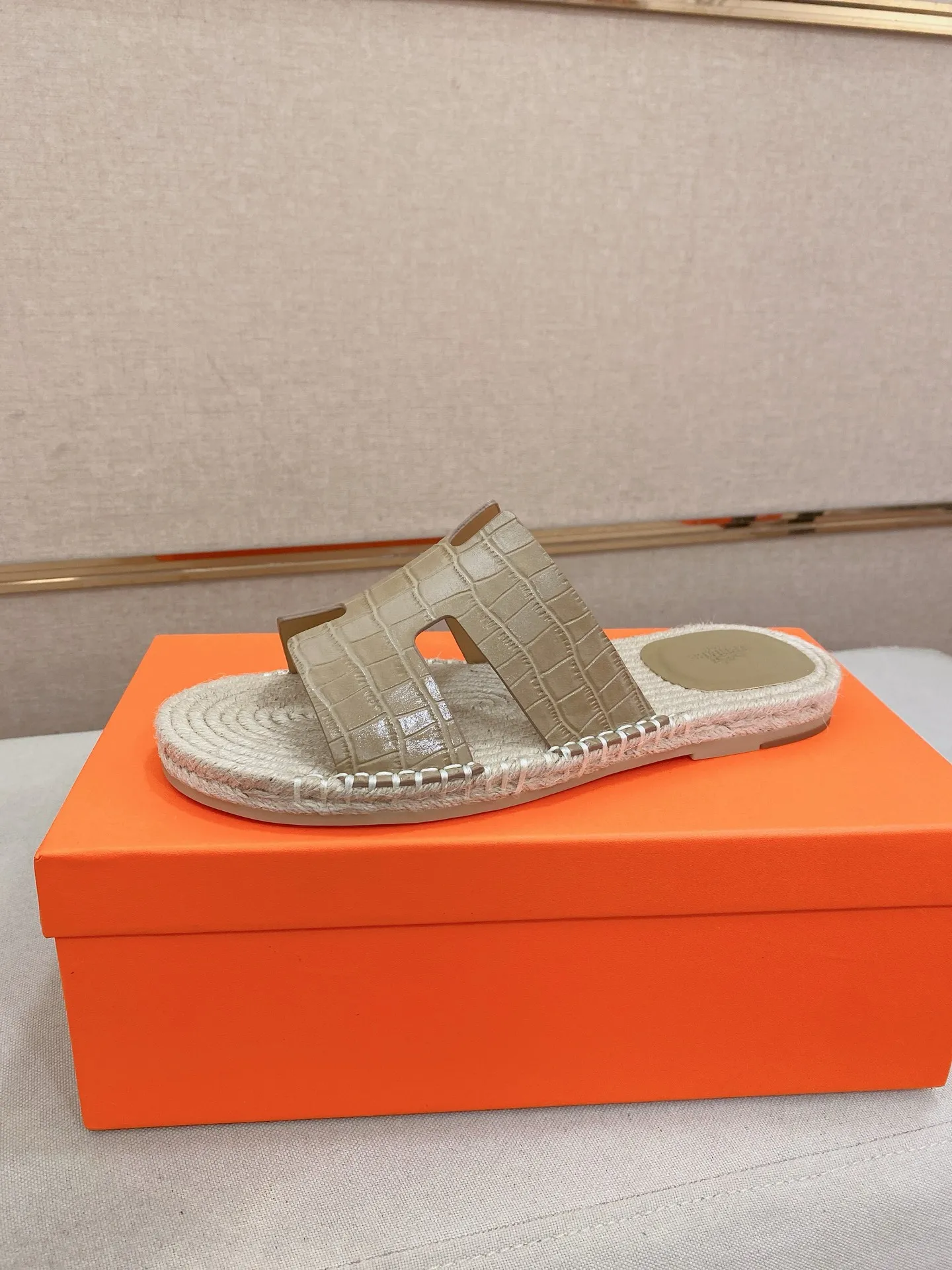 Factory price: 340💰high-end version. "HERMES" Hermès 💁♂️Men's casual slippers, compare the quality at the counter🧚🏿♂️ The upper is made of cowhide leather 🐊crocodile pattern workmanship, purely hand-drawn, raw rubber breathable and non-slip outsole, the inner is breathable and comfortable lambskin, the density is 100% comfortable, the original rubber outsole is wear-resistant and has a code number of 38-44. Can be customized 45-46-47💥🏆